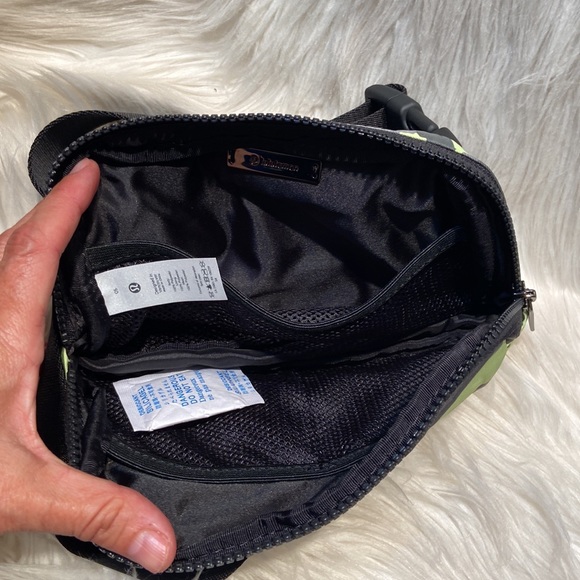 Lululemon Everywhere Belt Bag NWT - Picture 7 of 12